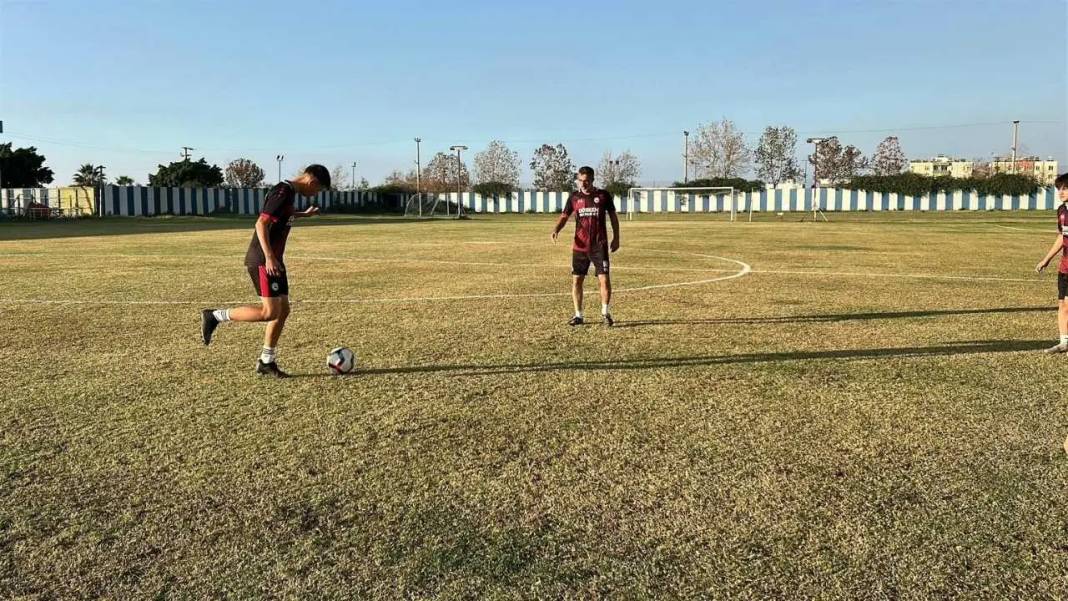 Hatay’da Yürek Isıtan Futbol Hikâyesi: Baba-Oğul Aynı Sahada! 1